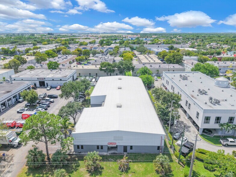 12100 SW 129th Ct, Miami, FL à louer - Photo de l’immeuble – Image 3 sur 9