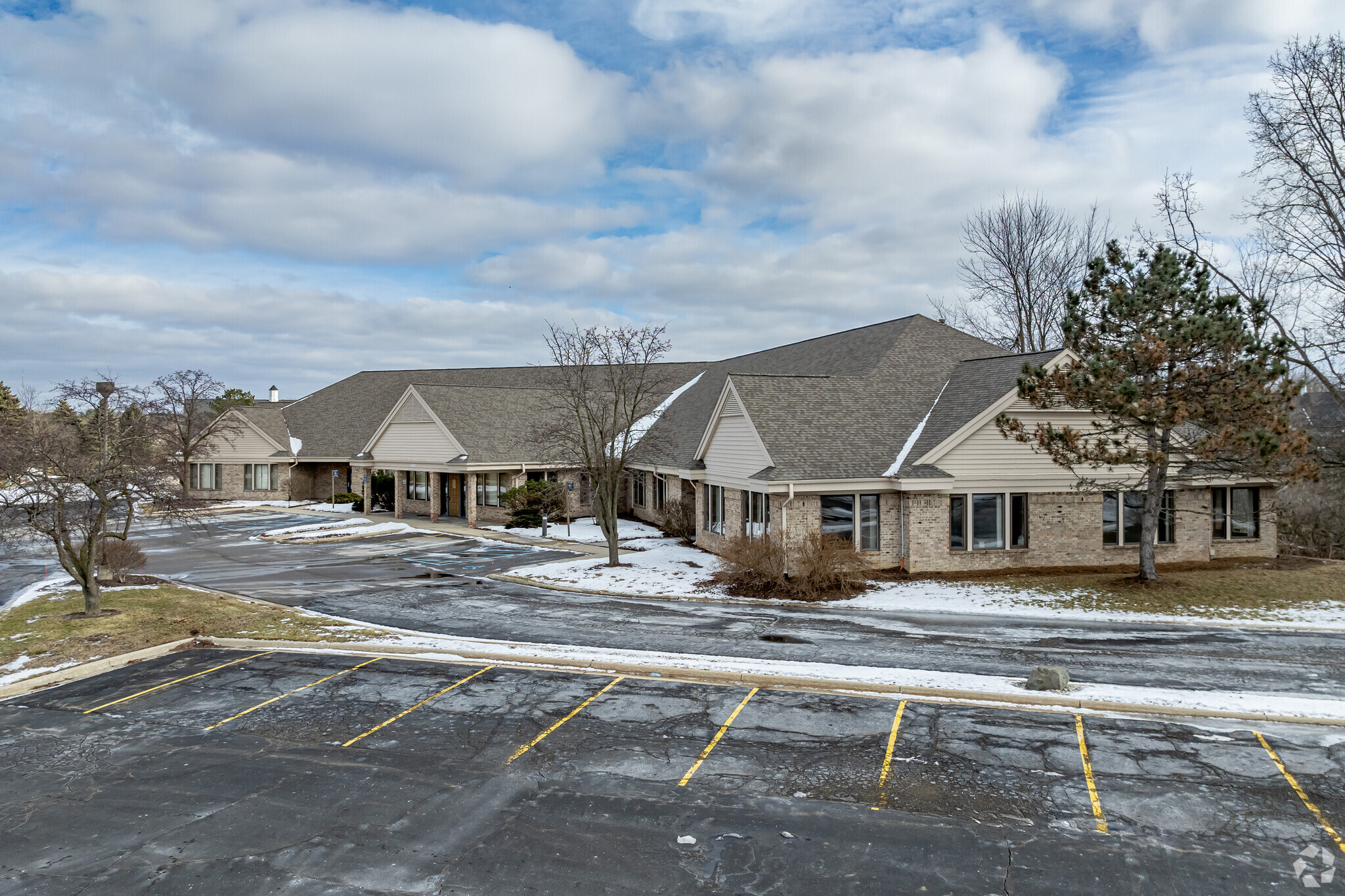 2405 Woodlake Dr, Okemos, MI à louer Photo de l’immeuble– Image 1 sur 23