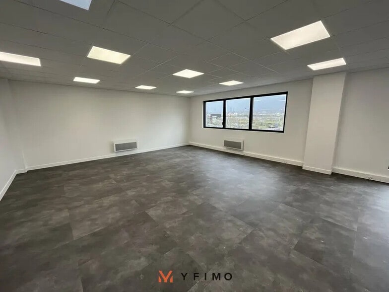 Local d’activités dans Aubergenville à louer - Photo intérieure – Image 2 sur 4