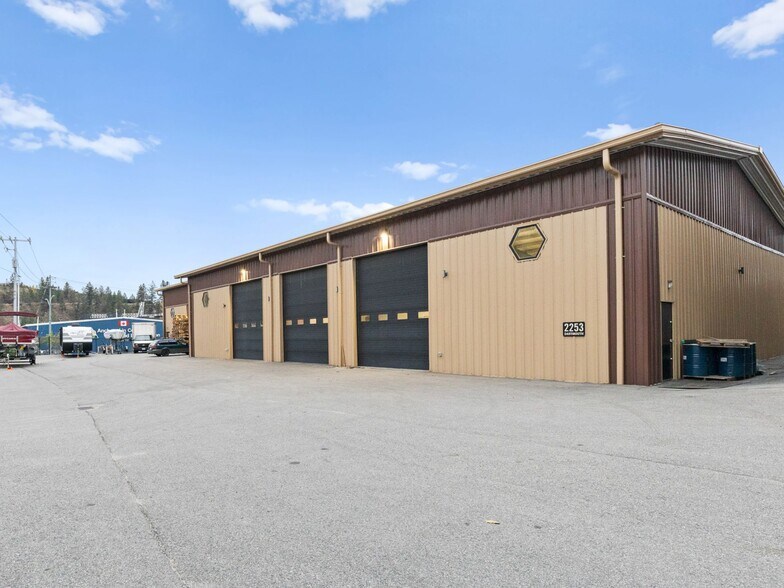 2253 Dartmouth rd, Penticton, BC à louer - Photo principale – Image 1 sur 1