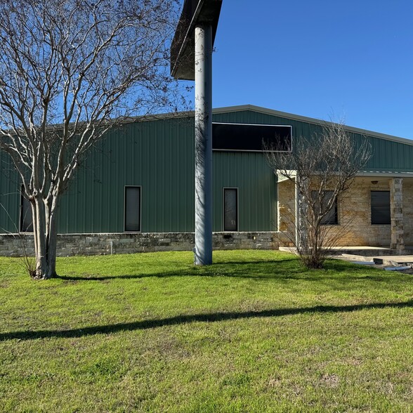 2301 10th St, Floresville, TX à louer - Photo de l’immeuble – Image 3 sur 7