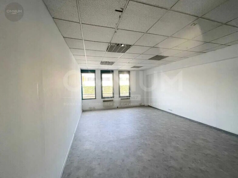Bureau dans Saint-Genis-Laval à vendre - Photo de l’immeuble – Image 3 sur 3