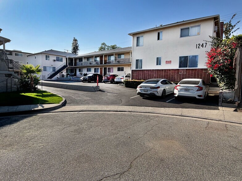1247 Viola Ave, Glendale, CA à vendre - Photo de l’immeuble – Image 3 sur 9