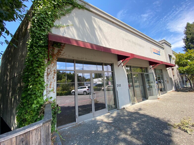 251-251 Sir Francis Drake Blvd, San Anselmo, CA à louer - Photo de l’immeuble – Image 1 sur 10