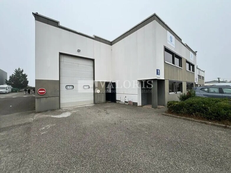 Local d’activités dans Décines-Charpieu à louer - Photo de l’immeuble – Image 1 sur 12
