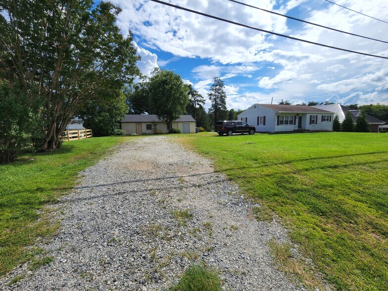 4905 Auburn Rd, Summerfield, NC à louer - Photo de l’immeuble – Image 2 sur 9