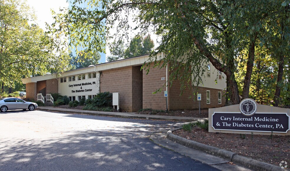 103 Baines Ct, Cary, NC à louer - Photo de l’immeuble – Image 1 sur 11