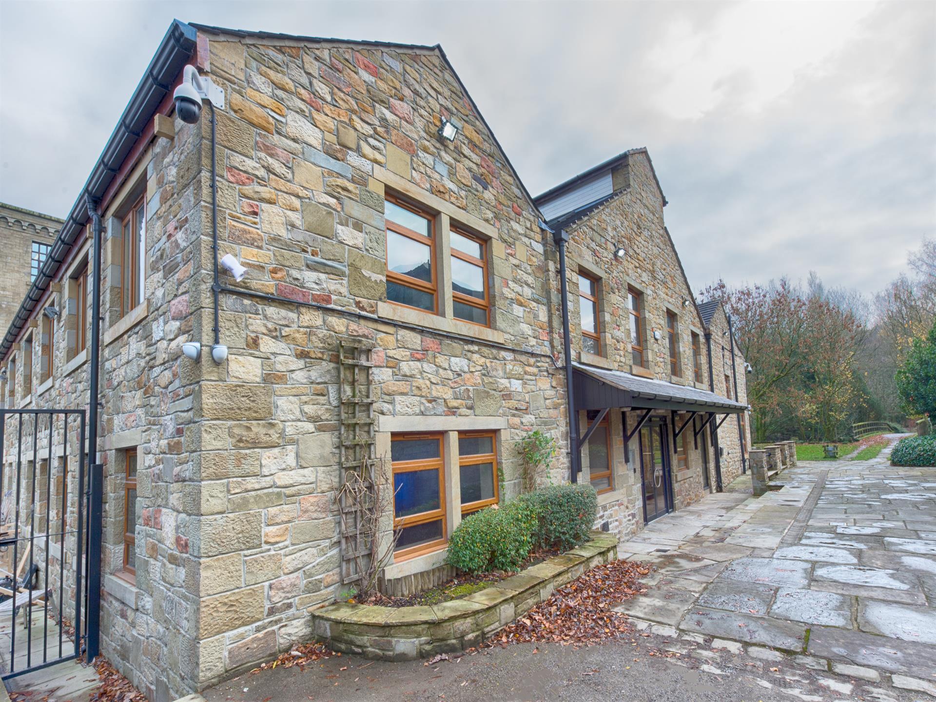 New Hall Hey Rd, Rossendale à louer Photo de l’immeuble– Image 1 sur 5