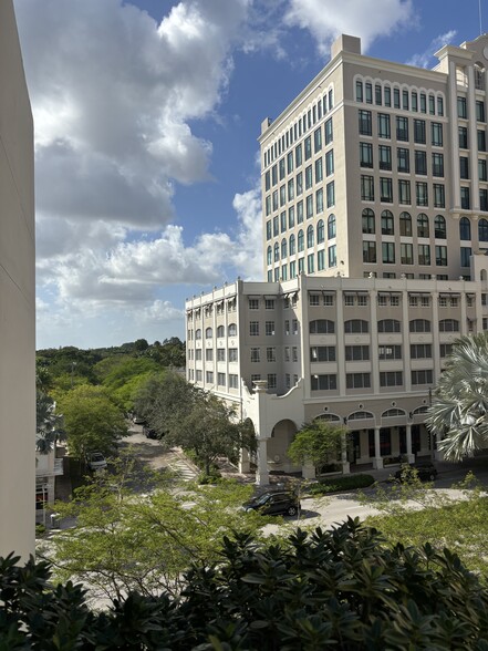 1701 Ponce De Leon Blvd, Coral Gables, FL à louer - Photo de l’immeuble – Image 3 sur 41