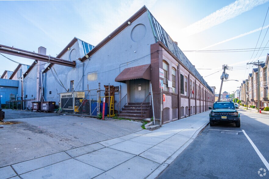 567 52nd St, West New York, NJ à louer - Photo principale – Image 2 sur 14