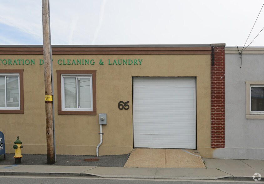 65 Albany Ave, Freeport, NY à louer - Photo de l’immeuble – Image 3 sur 6