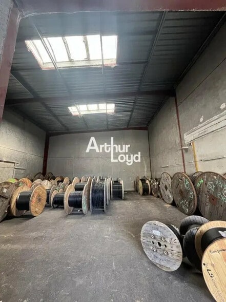 Local d’activités dans Mandelieu-la-Napoule à louer - Photo de l’immeuble – Image 2 sur 4