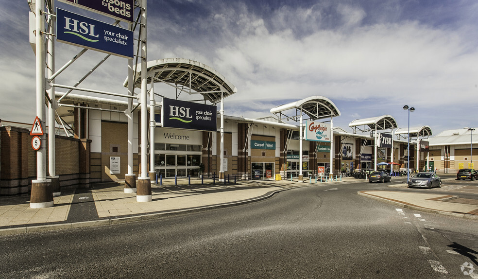 7-15 Round Hill Way, Bolton à louer - Photo principale – Image 1 sur 3