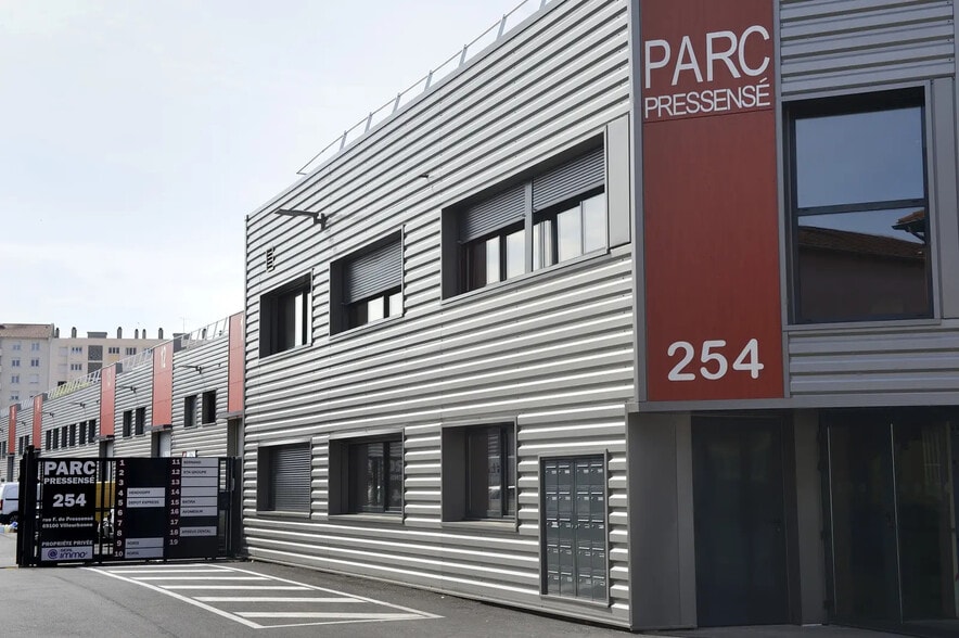 254 Rue Francis De Pressensé, Villeurbanne à louer - Photo de l’immeuble – Image 2 sur 6