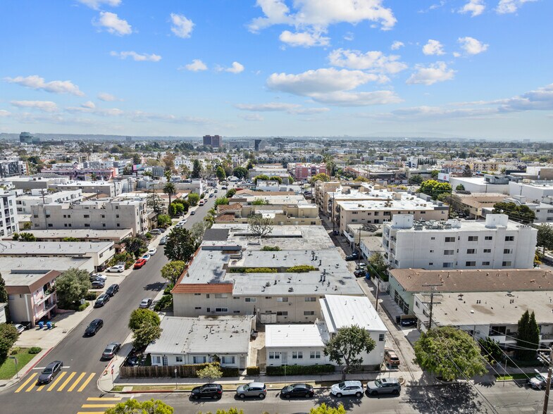 1403 Brockton Ave, Los Angeles, CA à vendre - Photo de l’immeuble – Image 3 sur 18
