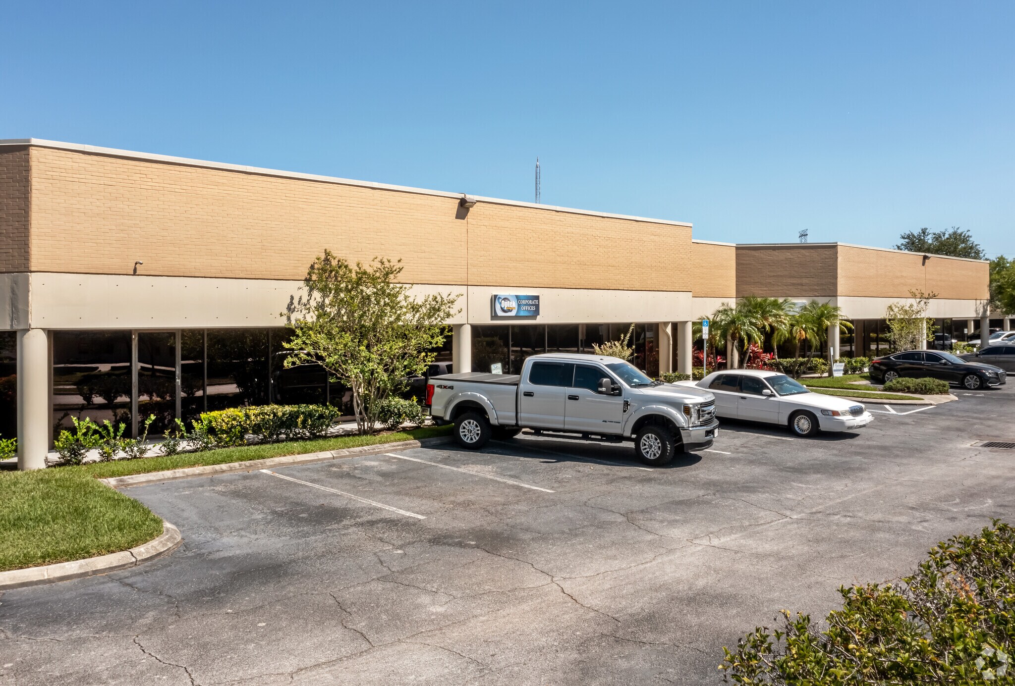 2300-2310 Tall Pines Dr, Largo, FL à louer Photo principale– Image 1 sur 3