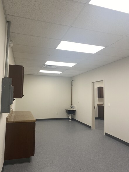1320 Lincoln Ave, Holbrook, NY à louer - Photo intérieure – Image 3 sur 18