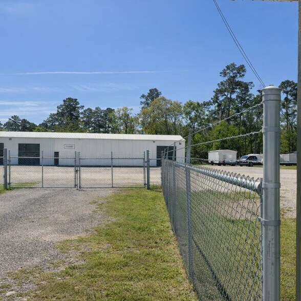 13046 Highway 105 E, Conroe, TX à louer - Vidéo sur l’annonce professionnelle – Image 2 sur 14