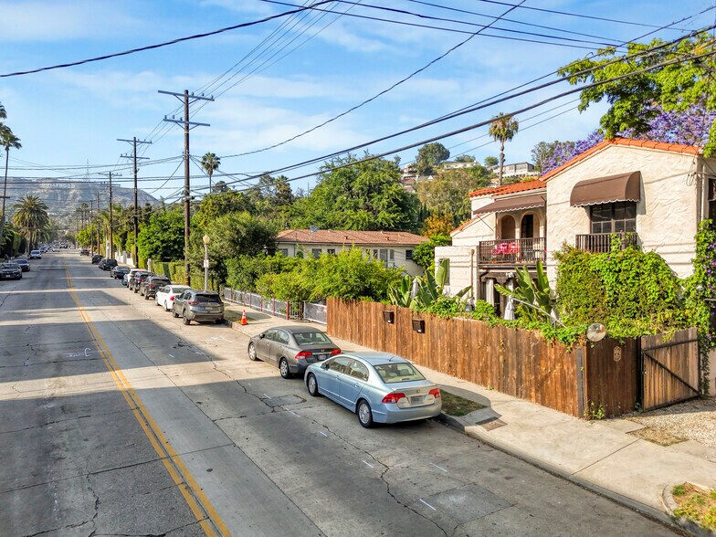 2420 N Beachwood Dr, Los Angeles, CA à vendre - Photo de l’immeuble – Image 3 sur 37