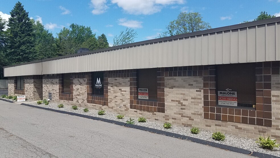 32290 5 Mile Rd, Livonia, MI à louer - Photo de l’immeuble – Image 1 sur 16