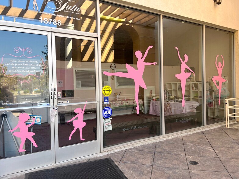 18760 Flying Tiger Dr, Canyon Country, CA à louer - Photo de l’immeuble – Image 3 sur 10