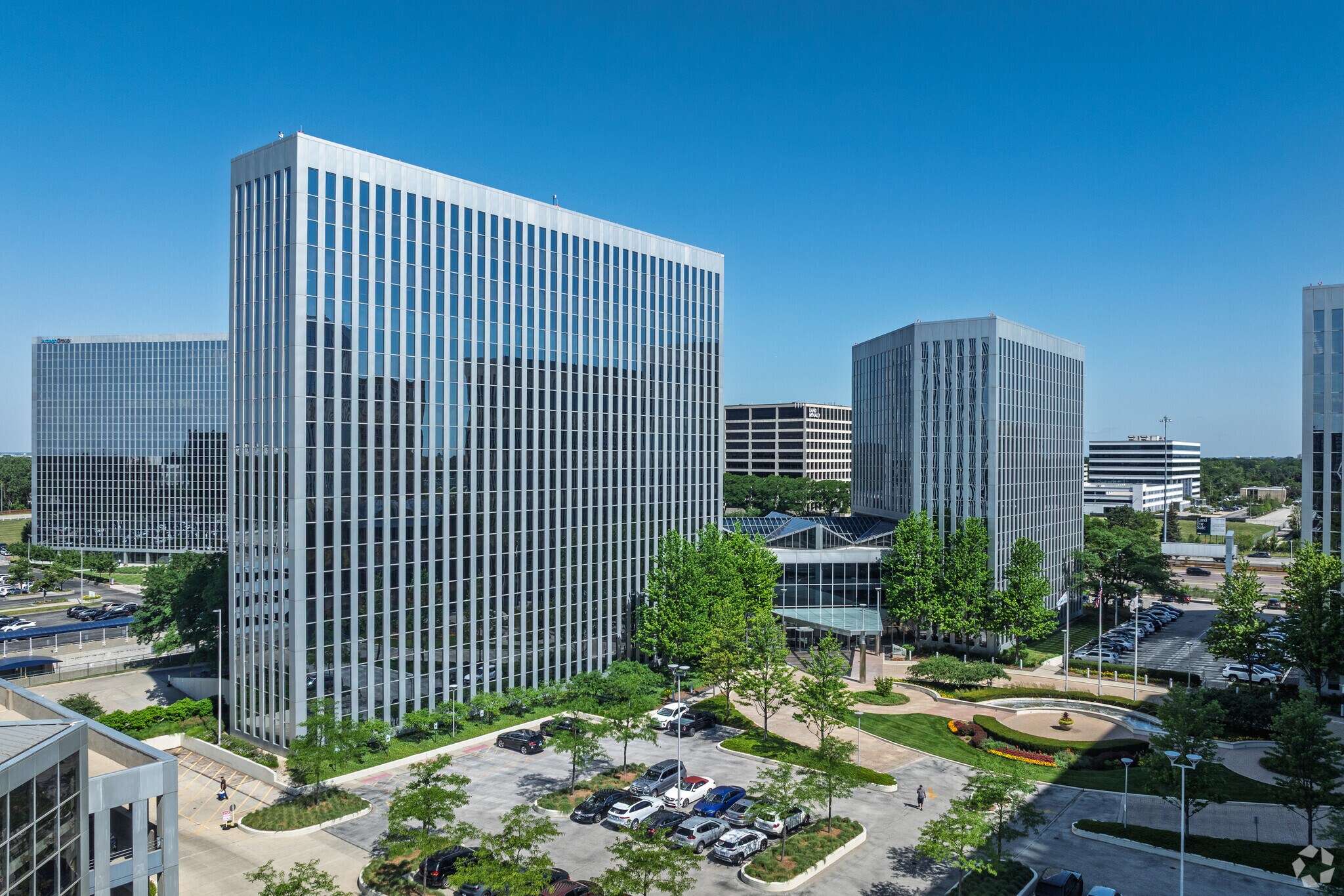 8700 W Bryn Mawr Ave, Chicago, IL à louer Photo principale– Image 1 sur 24