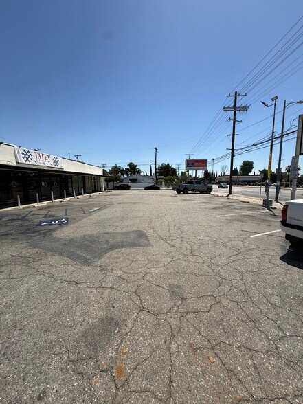 16141-16145 Nordhoff St, North Hills, CA à louer - Photo de l’immeuble – Image 3 sur 4