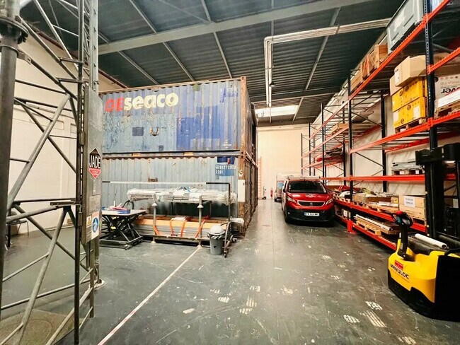 Plus de détails pour Local d'activités à louer