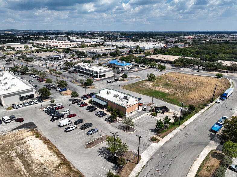 5880 De Zavala Rd, San Antonio, TX à vendre - Photo de l’immeuble – Image 3 sur 4