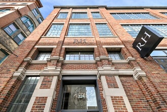 224-246 E Chicago St, Milwaukee, WI à louer Photo de l’immeuble– Image 1 sur 5