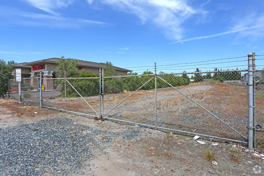 1308 E F St, Oakdale, CA à vendre - Photo de l’immeuble – Image 2 sur 6