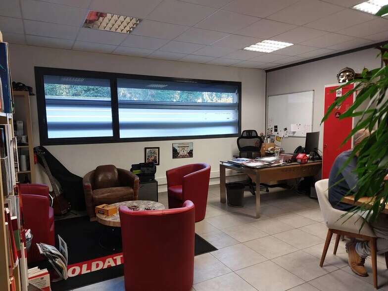 Bureau dans La Seyne-sur-Mer à louer - Photo de l’immeuble – Image 2 sur 6