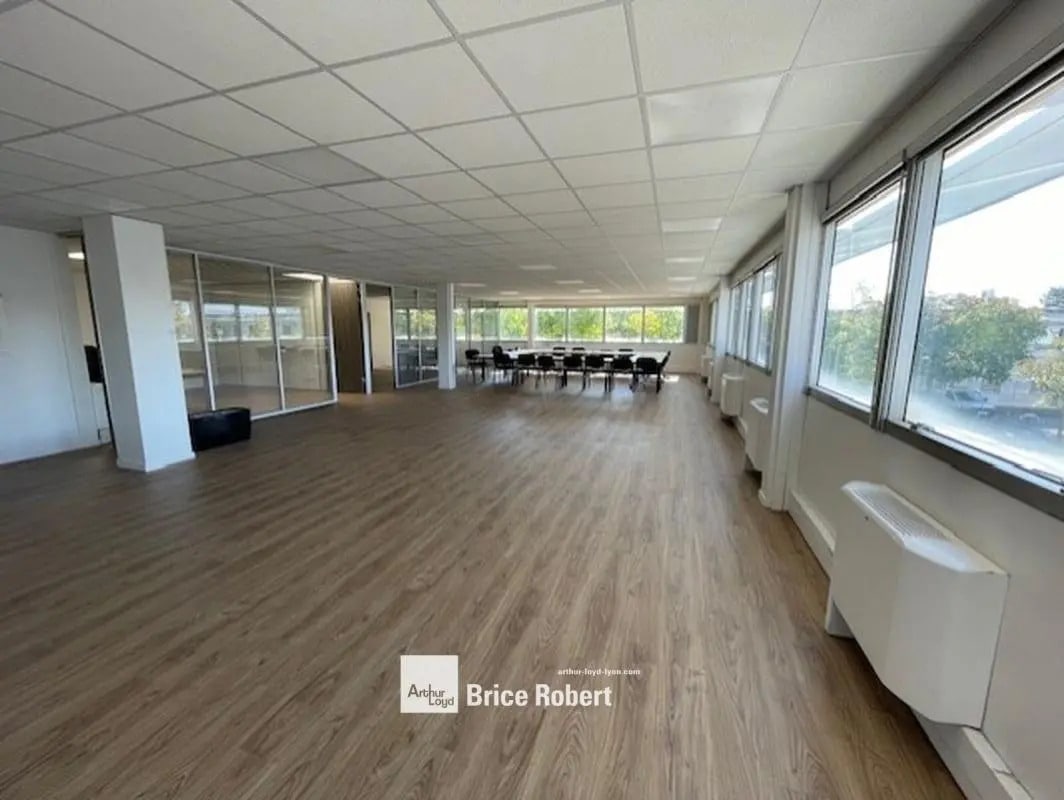 5 Rue Edison, Bron à louer Photo de l’immeuble– Image 1 sur 6