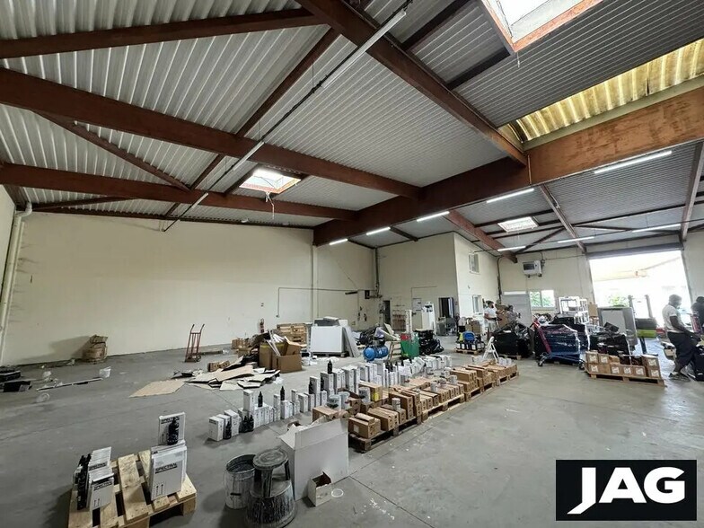 Local d’activités dans Décines-Charpieu à louer - Photo intérieure – Image 2 sur 8