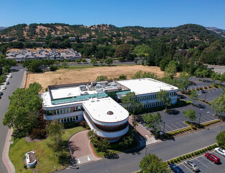 220 Campus Ln, Fairfield, CA à louer - Photo de l’immeuble – Image 2 sur 8