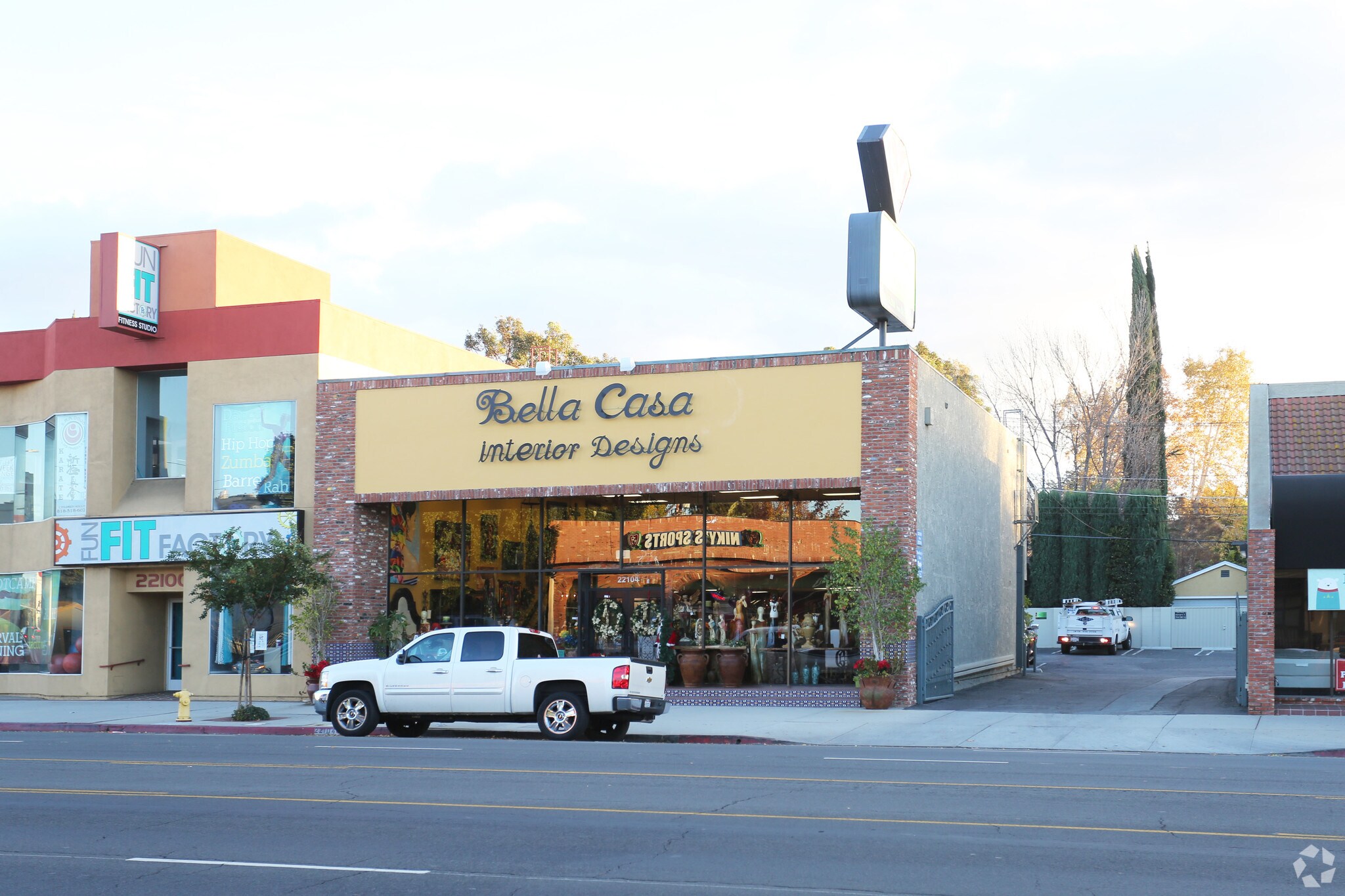 22104 Ventura Blvd, Woodland Hills, CA à louer Photo principale– Image 1 sur 4
