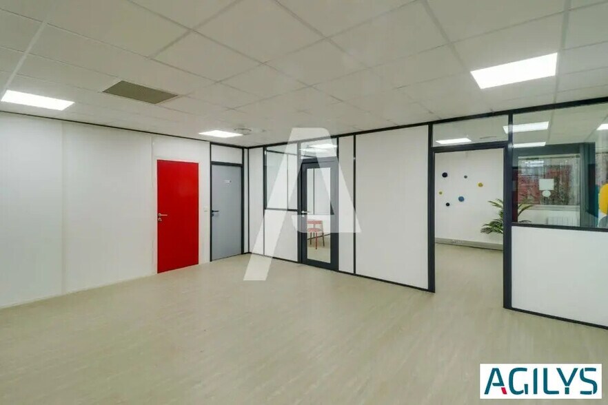 Local d’activités dans Villiers-sur-Marne à louer - Photo de l’immeuble – Image 3 sur 8