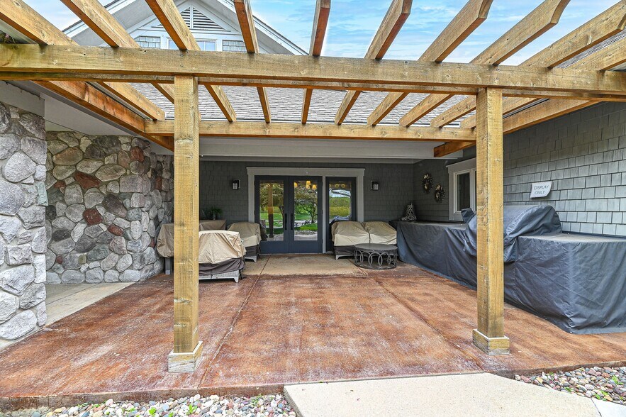 201 Geneva National Ave, Lake Geneva, WI à vendre - Photo de l’immeuble – Image 2 sur 50