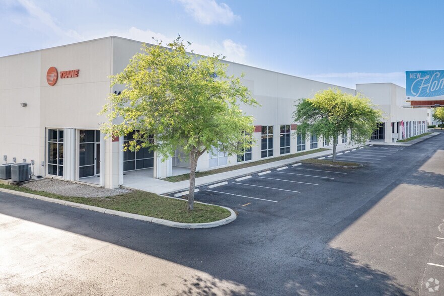 14261 Jetport Loop, Fort Myers, FL à louer - Photo de l’immeuble – Image 2 sur 8