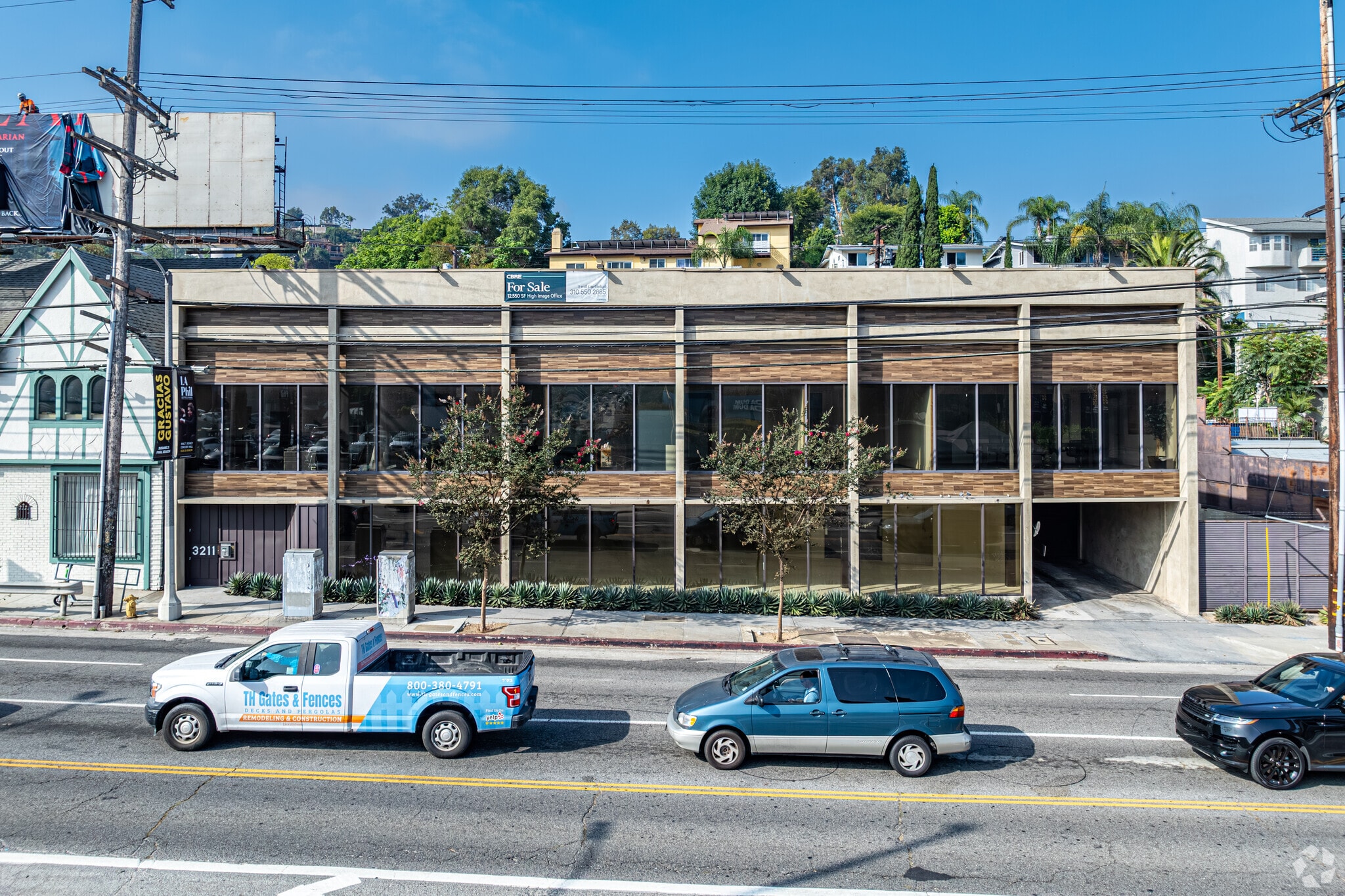 3211 Cahuenga Blvd W, Los Angeles, CA à vendre Photo de l’immeuble– Image 1 sur 24