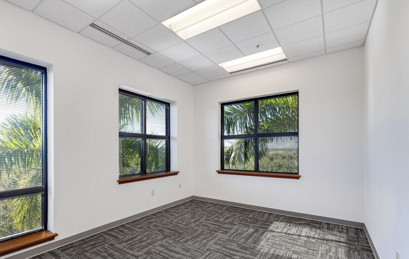 9530 Marketplace Rd, Fort Myers, FL à louer Photo intérieure– Image 1 sur 1