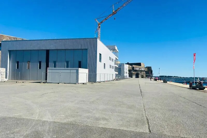 Local d’activités dans Lorient à louer - Photo de l’immeuble – Image 2 sur 8
