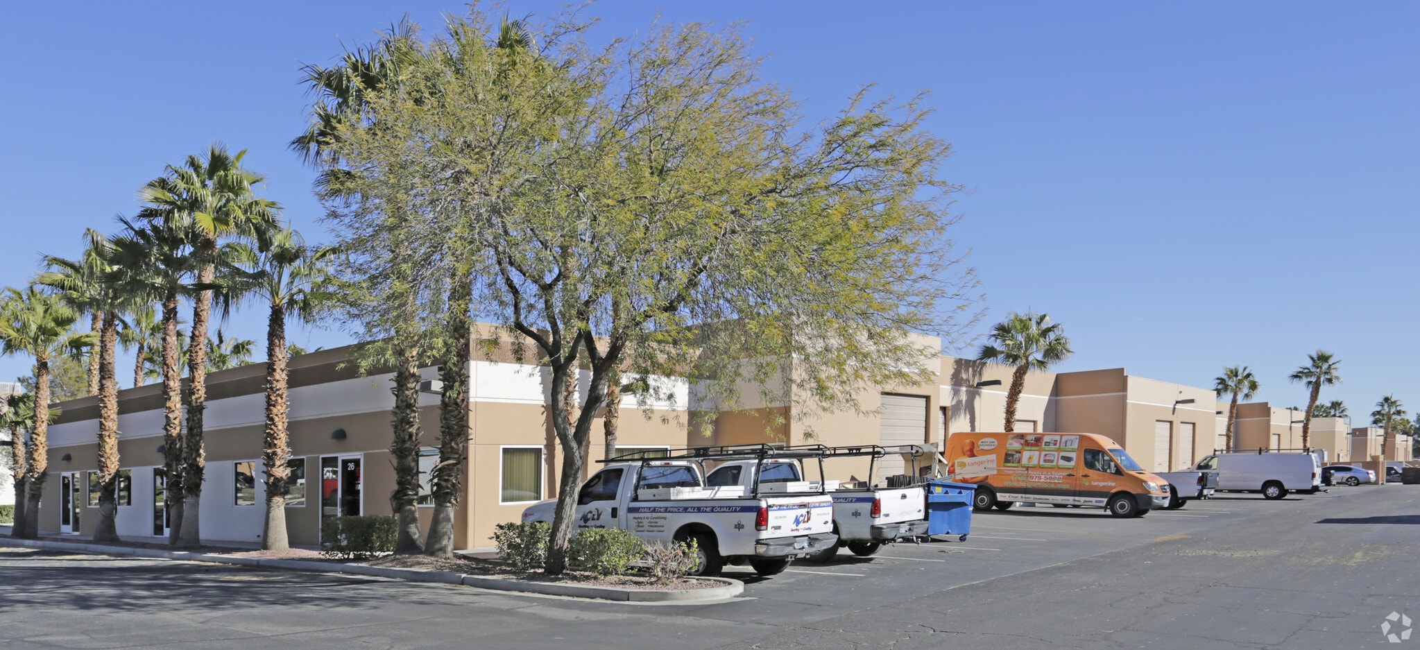 6255 McLeod Dr, Las Vegas, NV à louer Photo principale– Image 1 sur 3