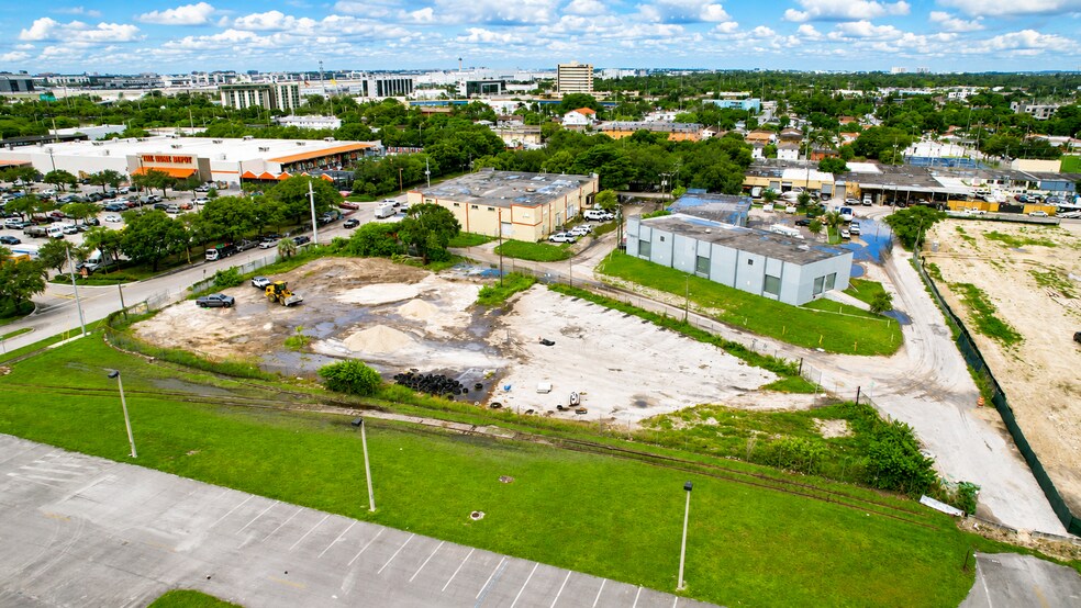 1171 SE 10th Ave, Hialeah, FL à louer - Photo de l’immeuble – Image 1 sur 8