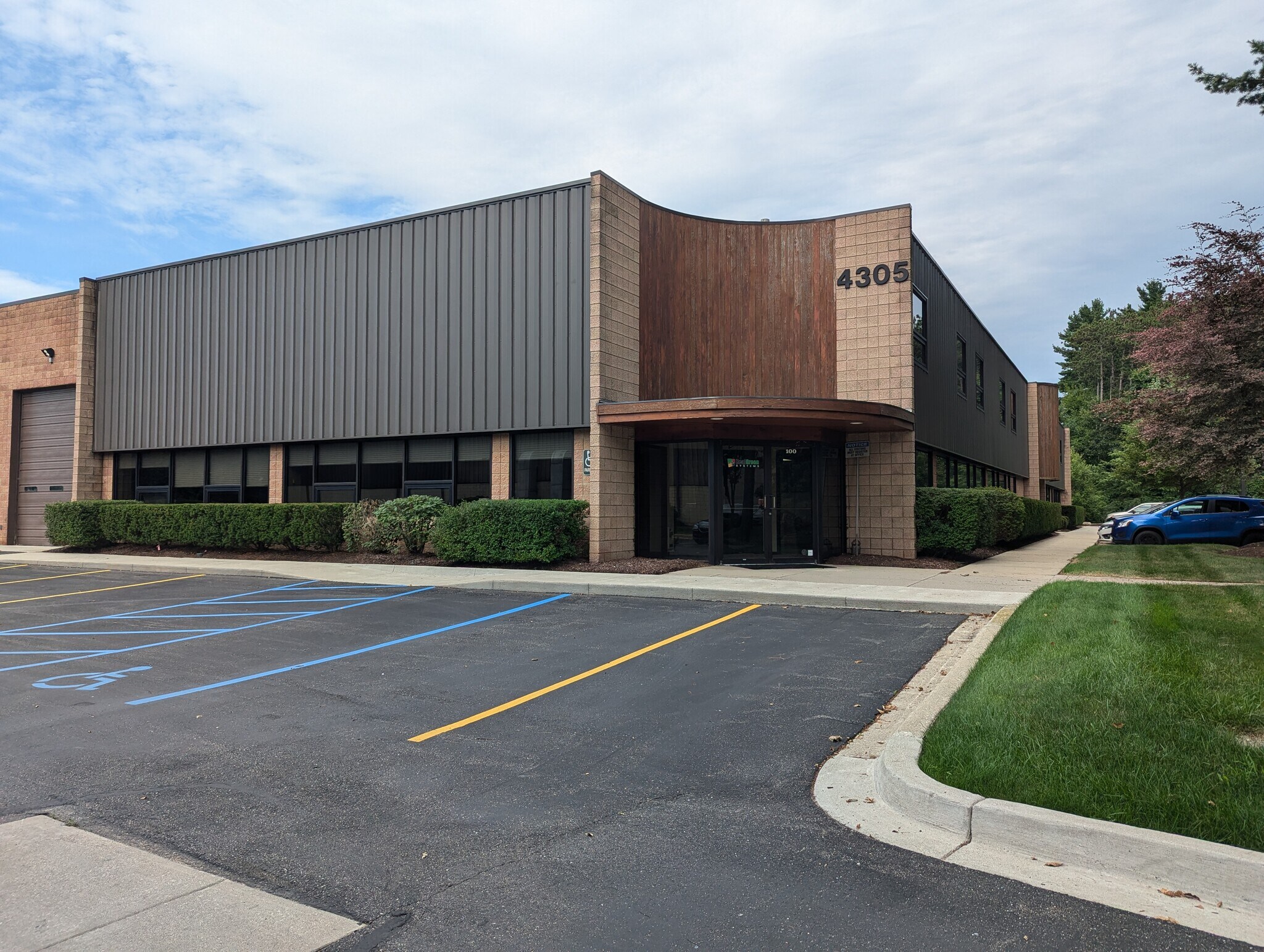 4305 Pineview Blvd, Commerce Township, MI à louer Photo de l’immeuble– Image 1 sur 11