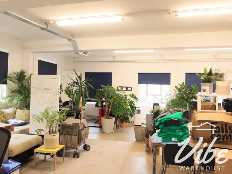 451 Wick Ln, Londres à louer - Photo de l’immeuble – Image 1 sur 15