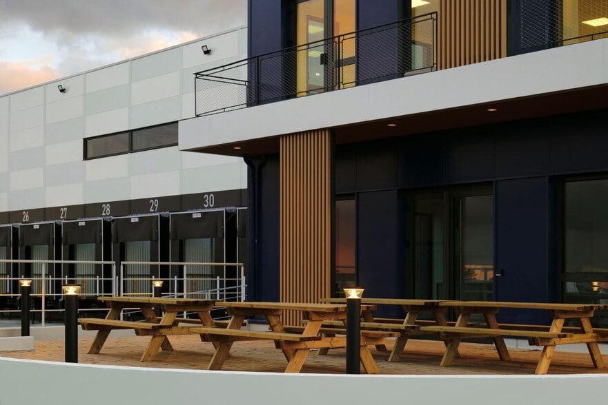 200 Rue De Malte, Colombier-Saugnieu à louer - Photo de l’immeuble – Image 3 sur 15