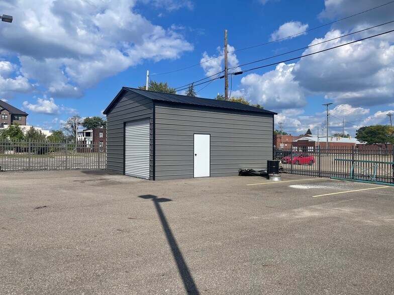 530 Walnut Ave NE, Canton, OH à vendre - Photo de l’immeuble – Image 2 sur 45