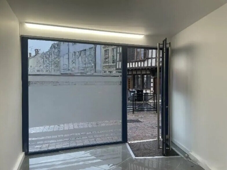 Local commercial dans Châlons-en-Champagne à louer - Photo de l’immeuble – Image 2 sur 5