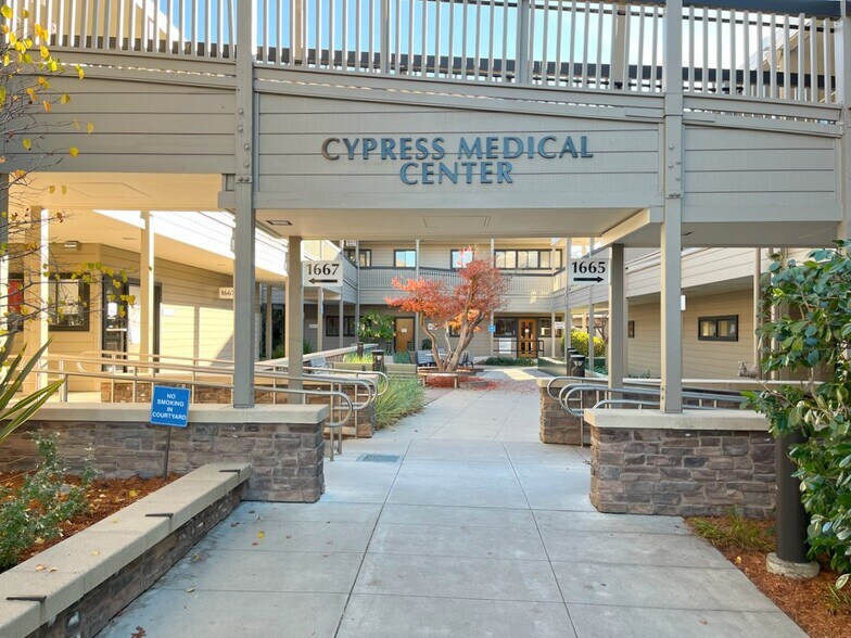 1667 Dominican Way, Santa Cruz, CA à louer - Photo de l’immeuble – Image 2 sur 9